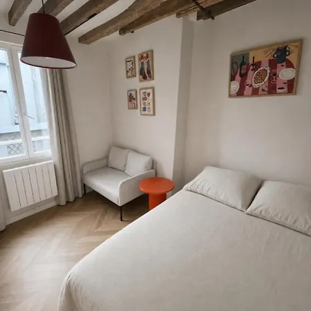 Little Gem On Ile Saint Louis *